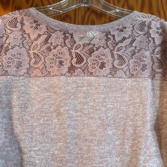 Bobbie Brooks light pink blouse, v-neck and lace in back, L, Polyester/Spandex - Picture 3 of 3